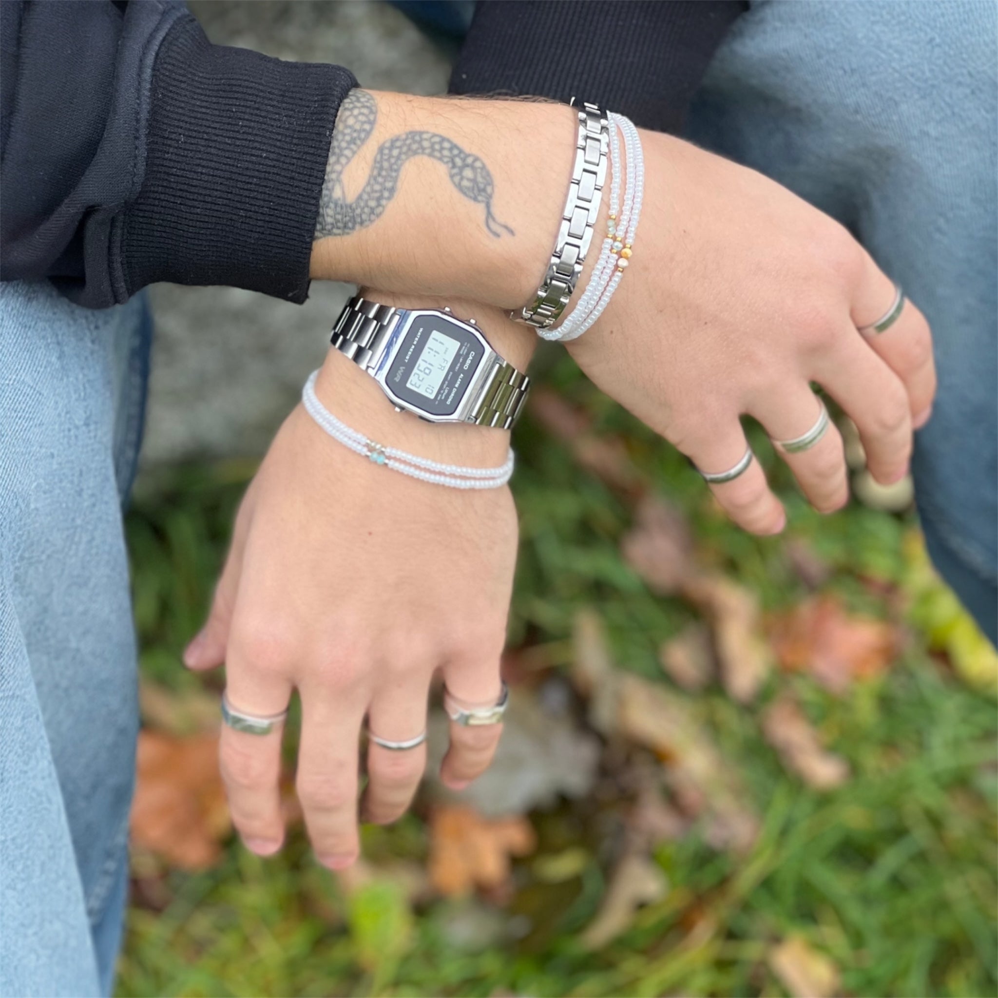 Armbåndsett for Gutter - Hvit med Lyseblå Perler