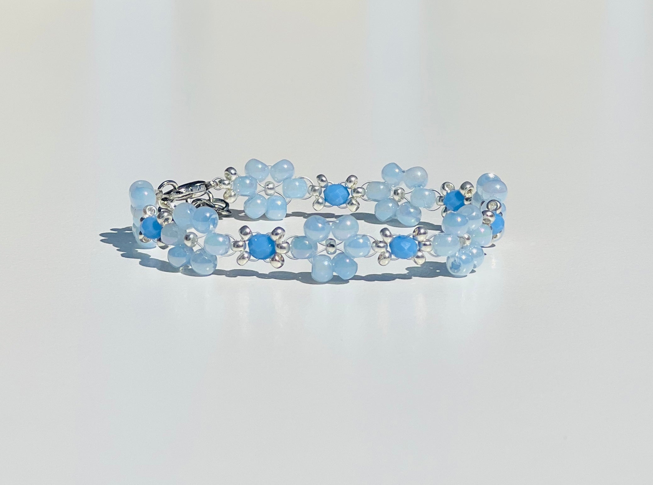 Pastellfarget Armbånd med Blomsterdesign