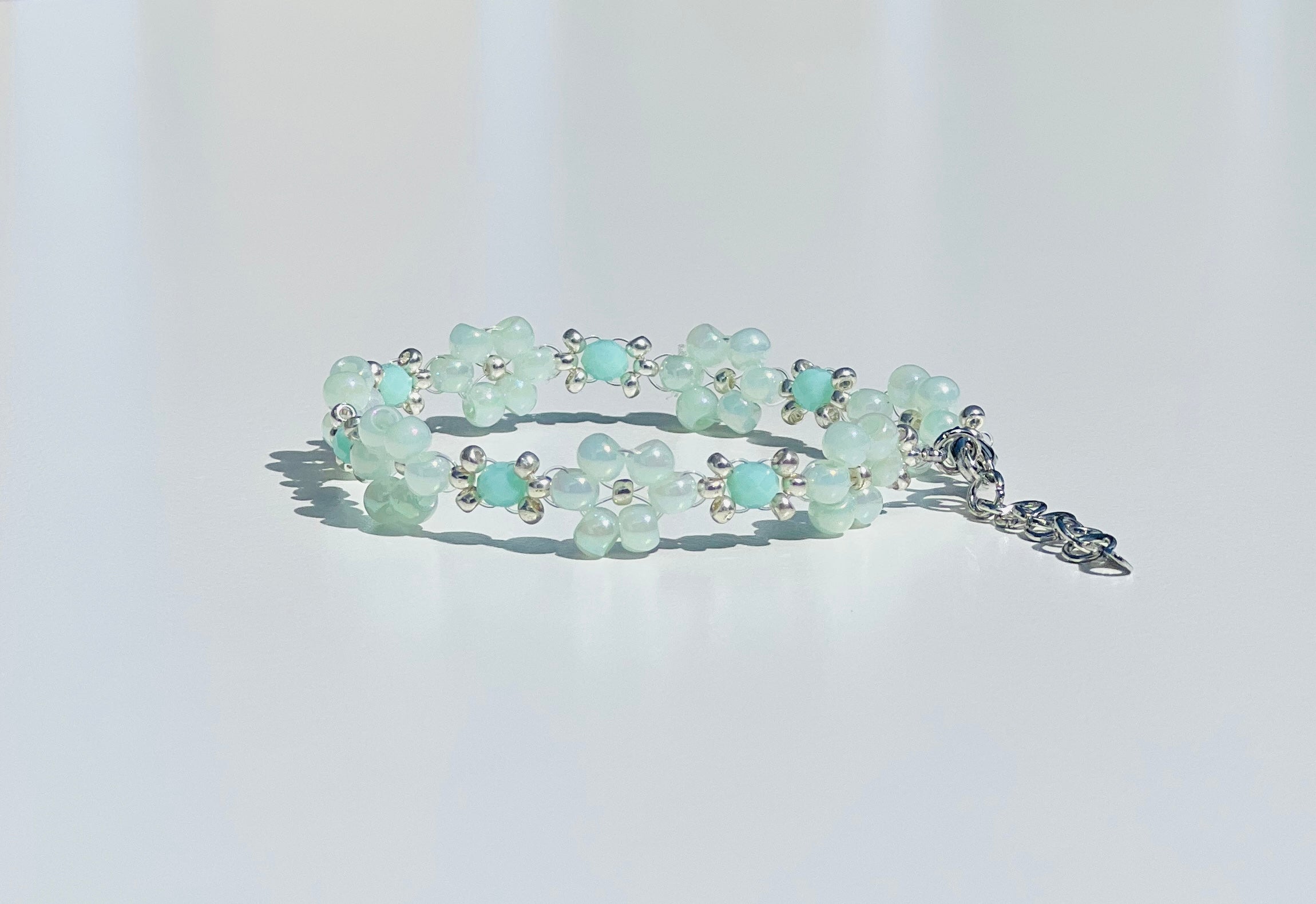Pastellfarget Armbånd med Blomsterdesign