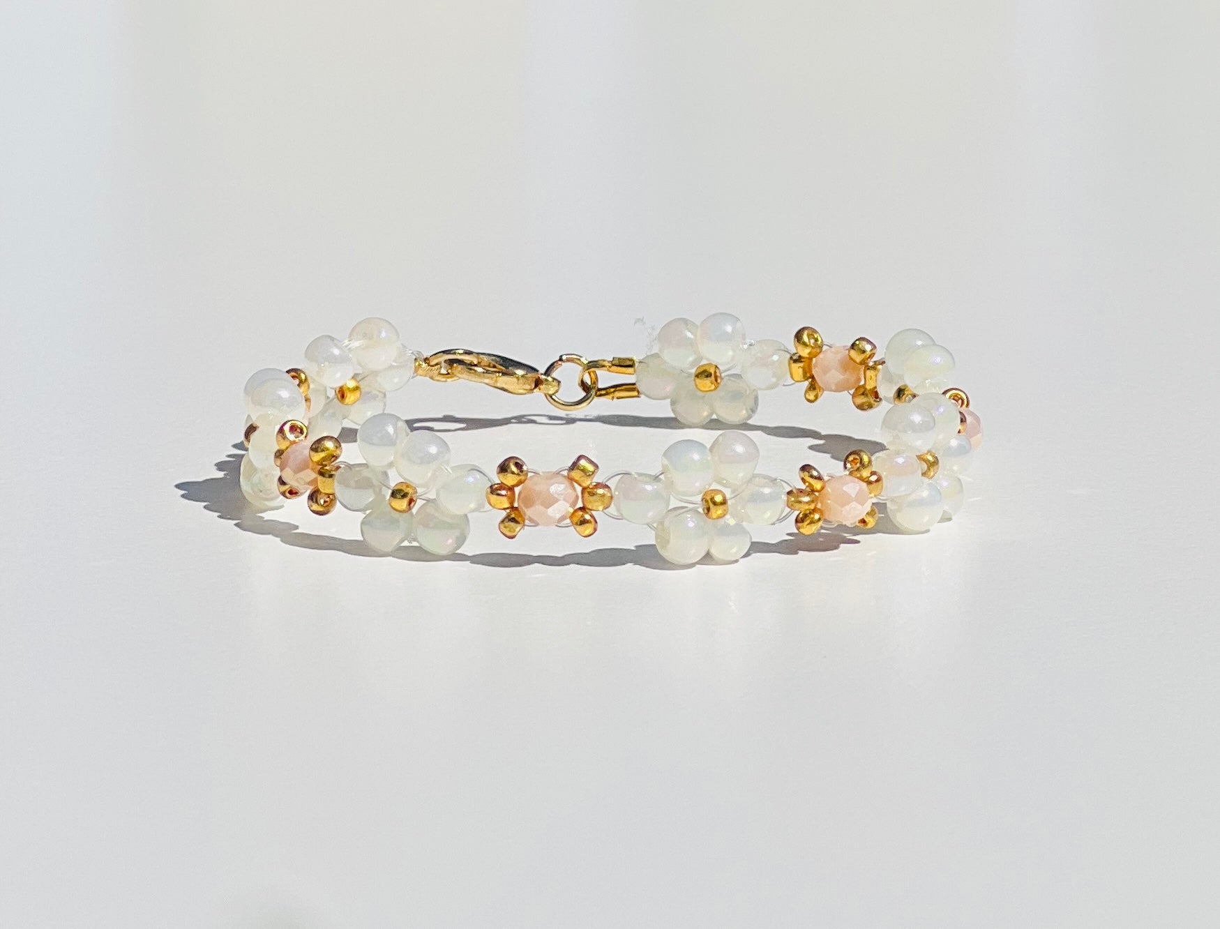 Pastellfarget Armbånd med Blomsterdesign
