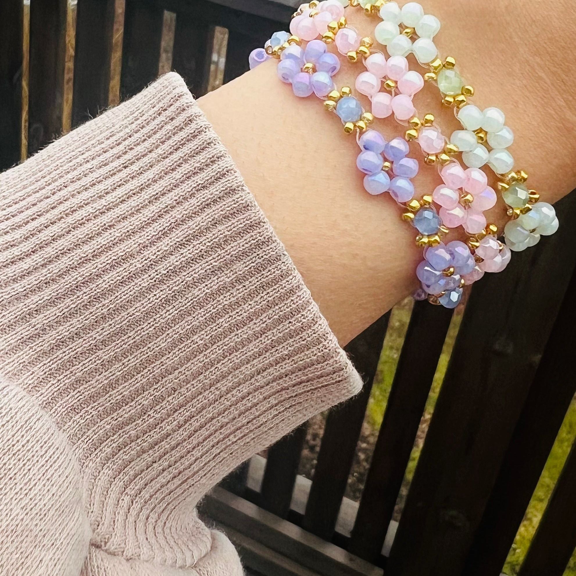 Pastellfarget Armbånd med Blomsterdesign