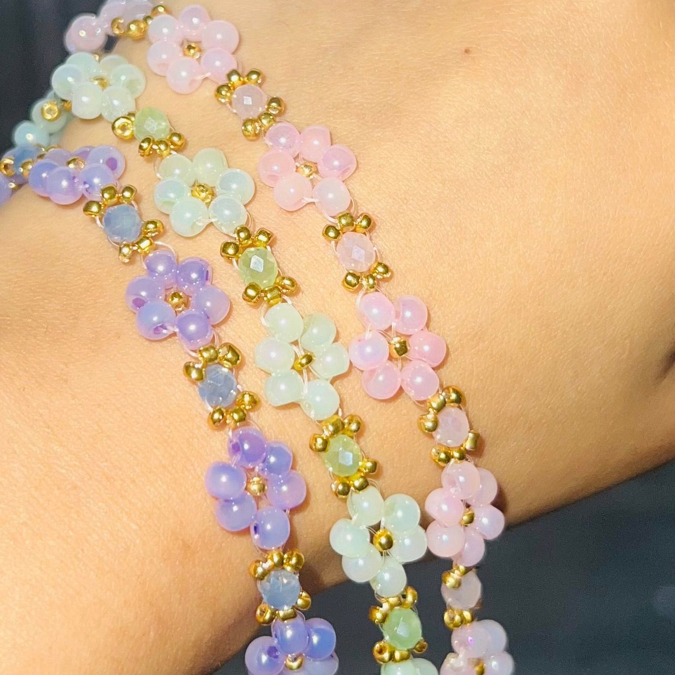 Pastellfarget Armbånd med Blomsterdesign