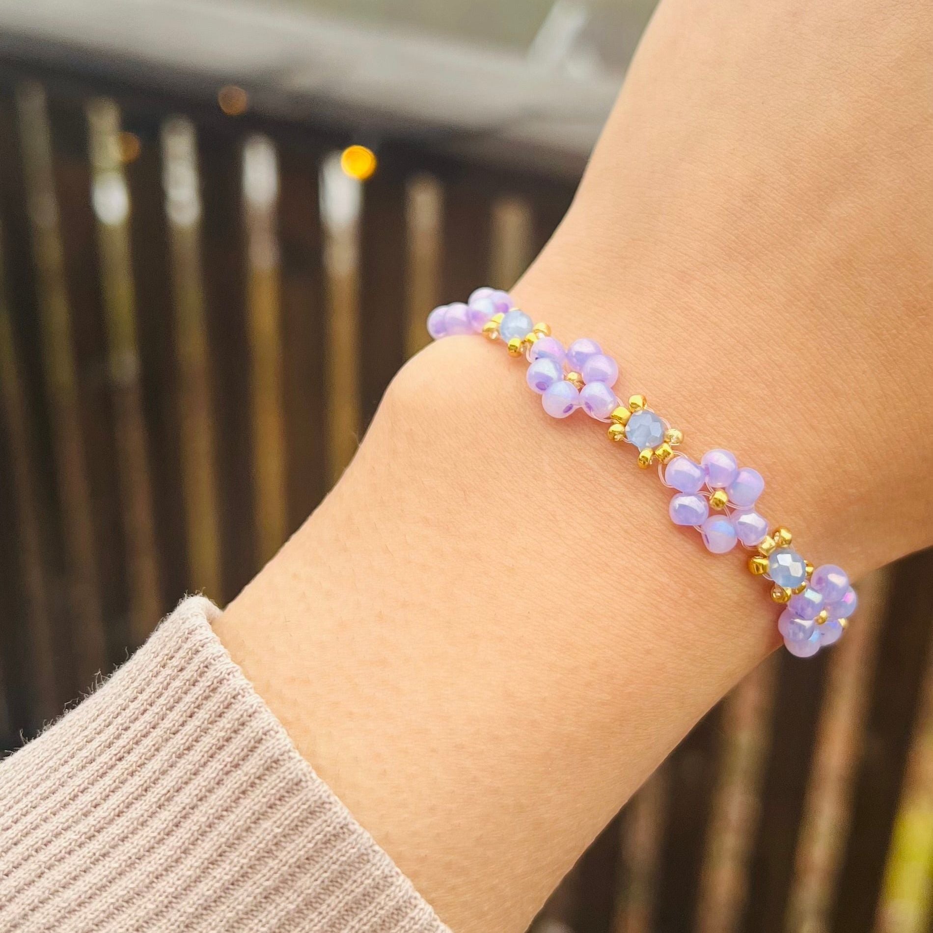 Pastellfarget Armbånd med Blomsterdesign