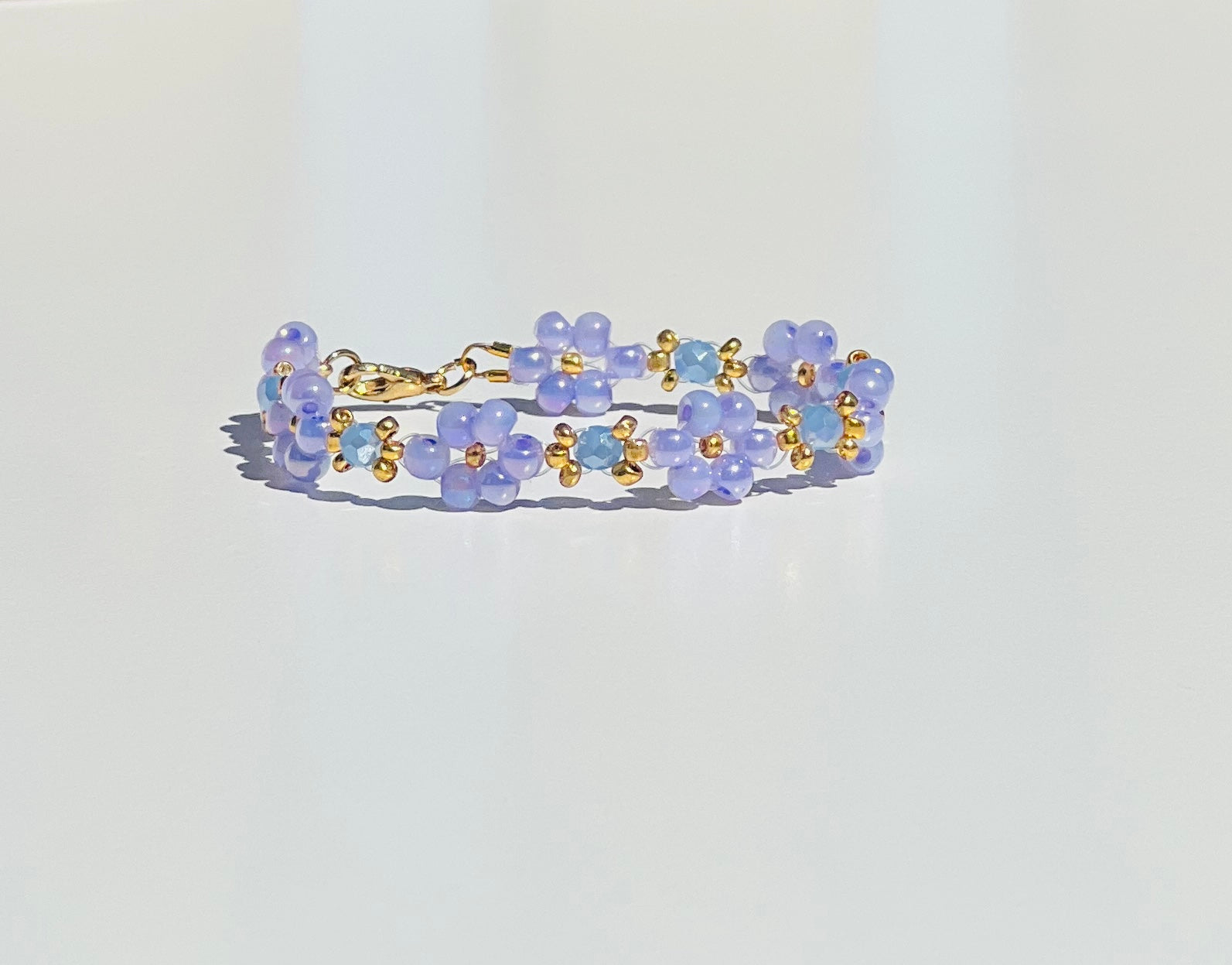Pastellfarget Armbånd med Blomsterdesign