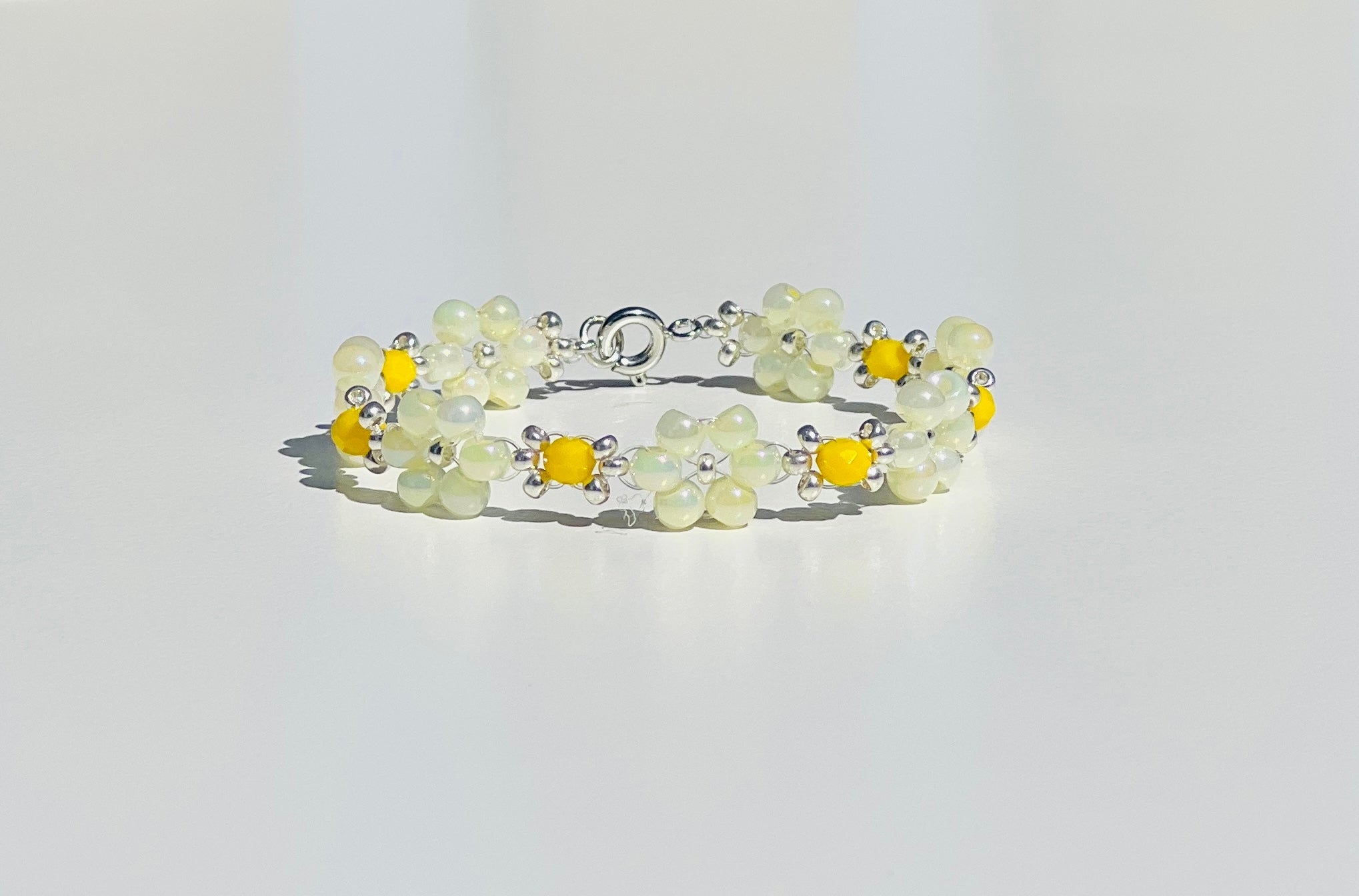 Pastellfarget Armbånd med Blomsterdesign