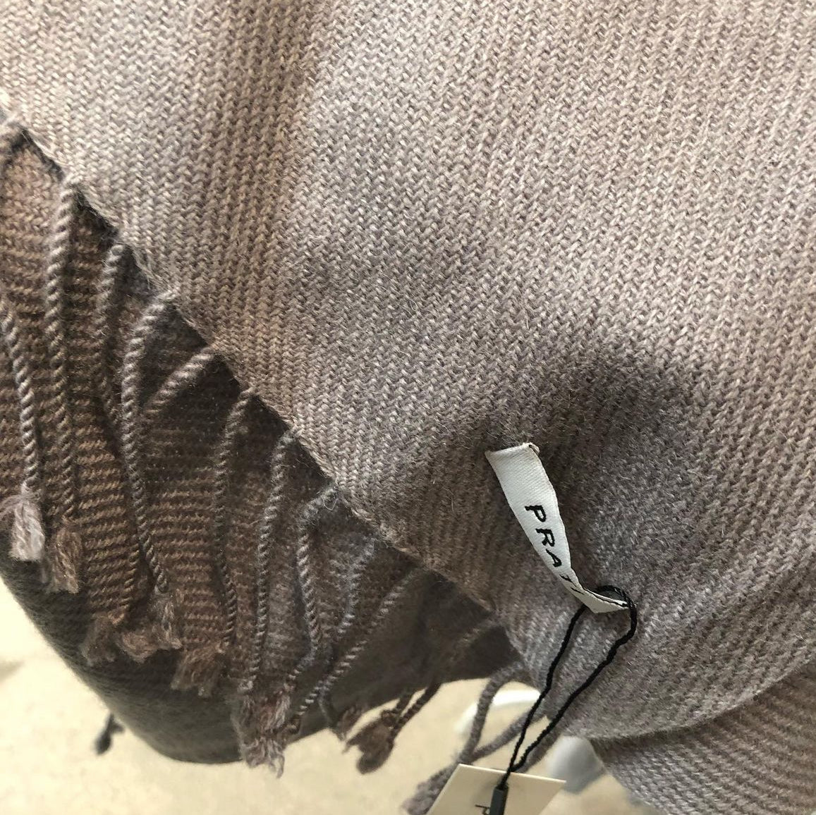 Cashmere scarf with fringes camel