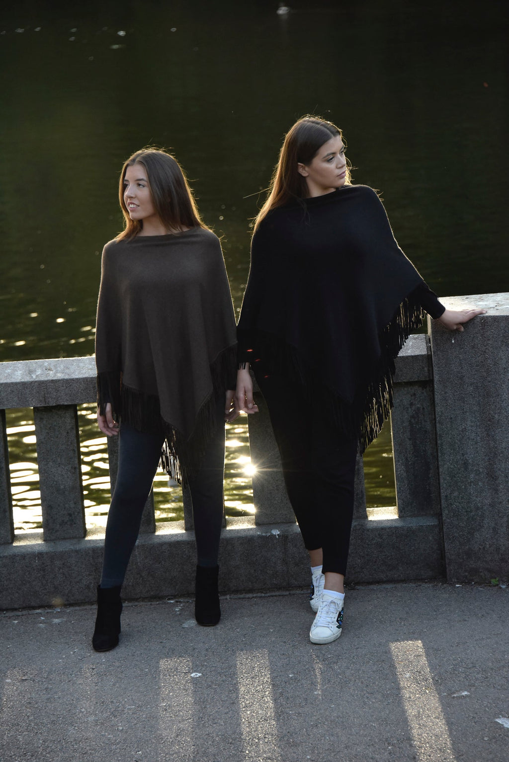 Cashmere poncho with fringe brown