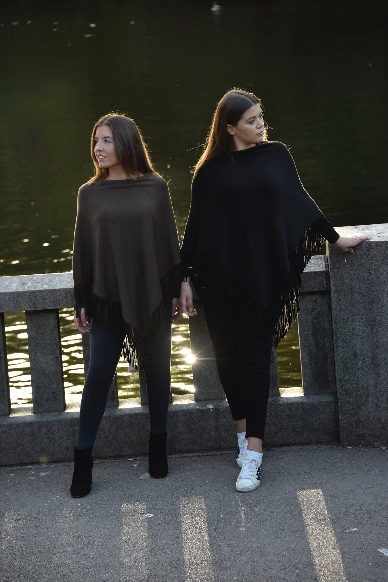 Cashmere poncho with fringe cognac