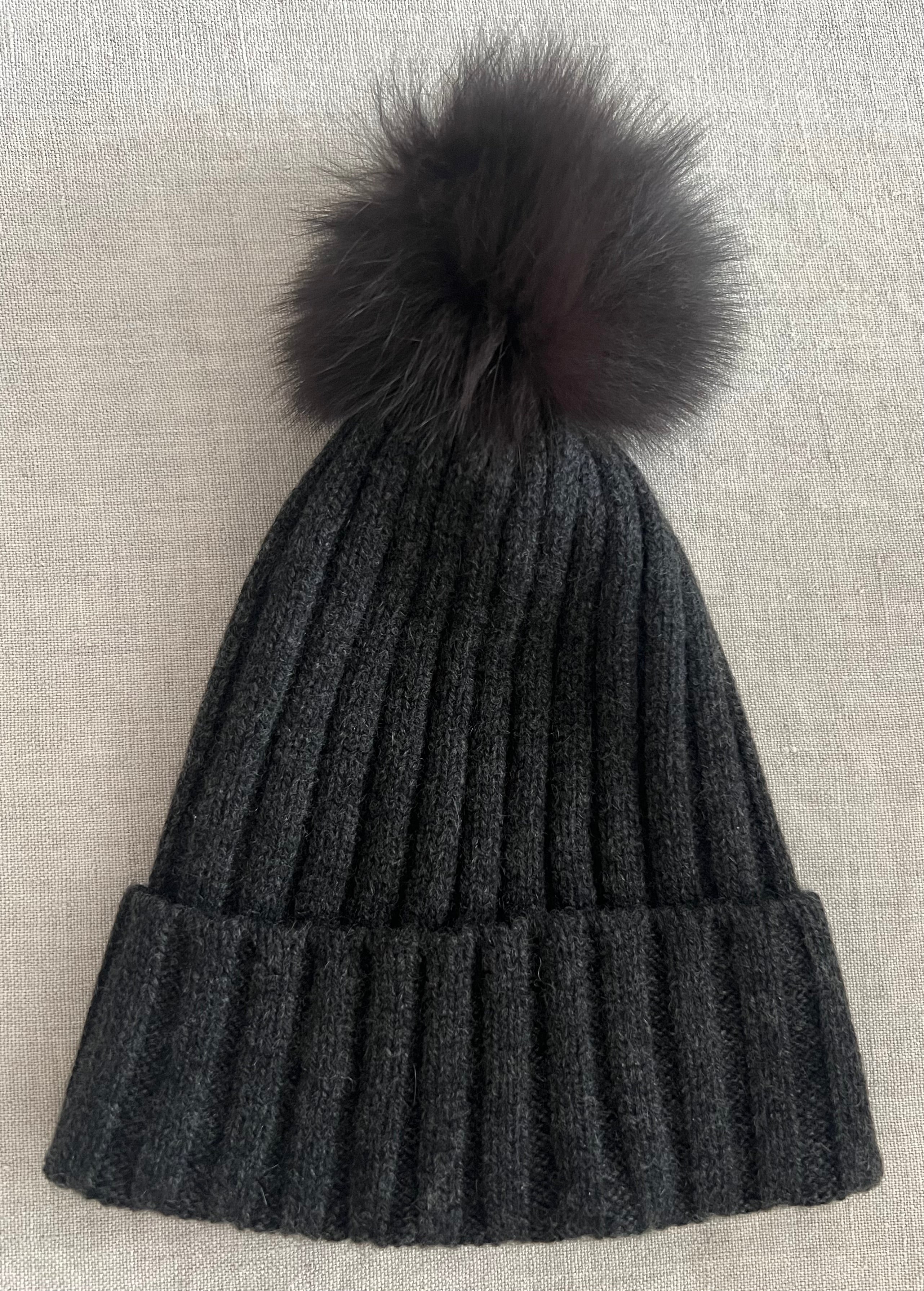 Cashmere beanie with fur pom pom black