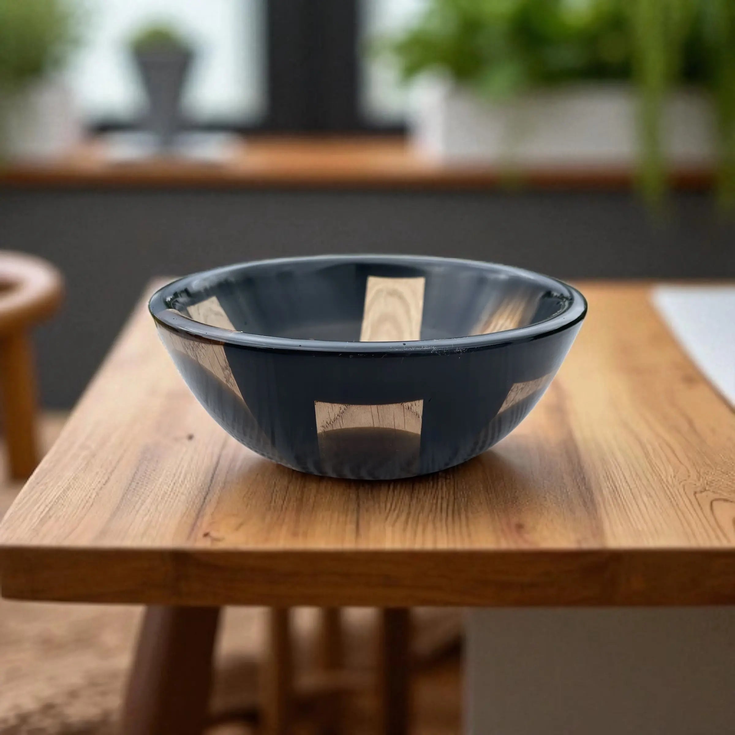 Håndlaget bolle i sort epoxy og eik – Moderne eleganse med naturlig sjel