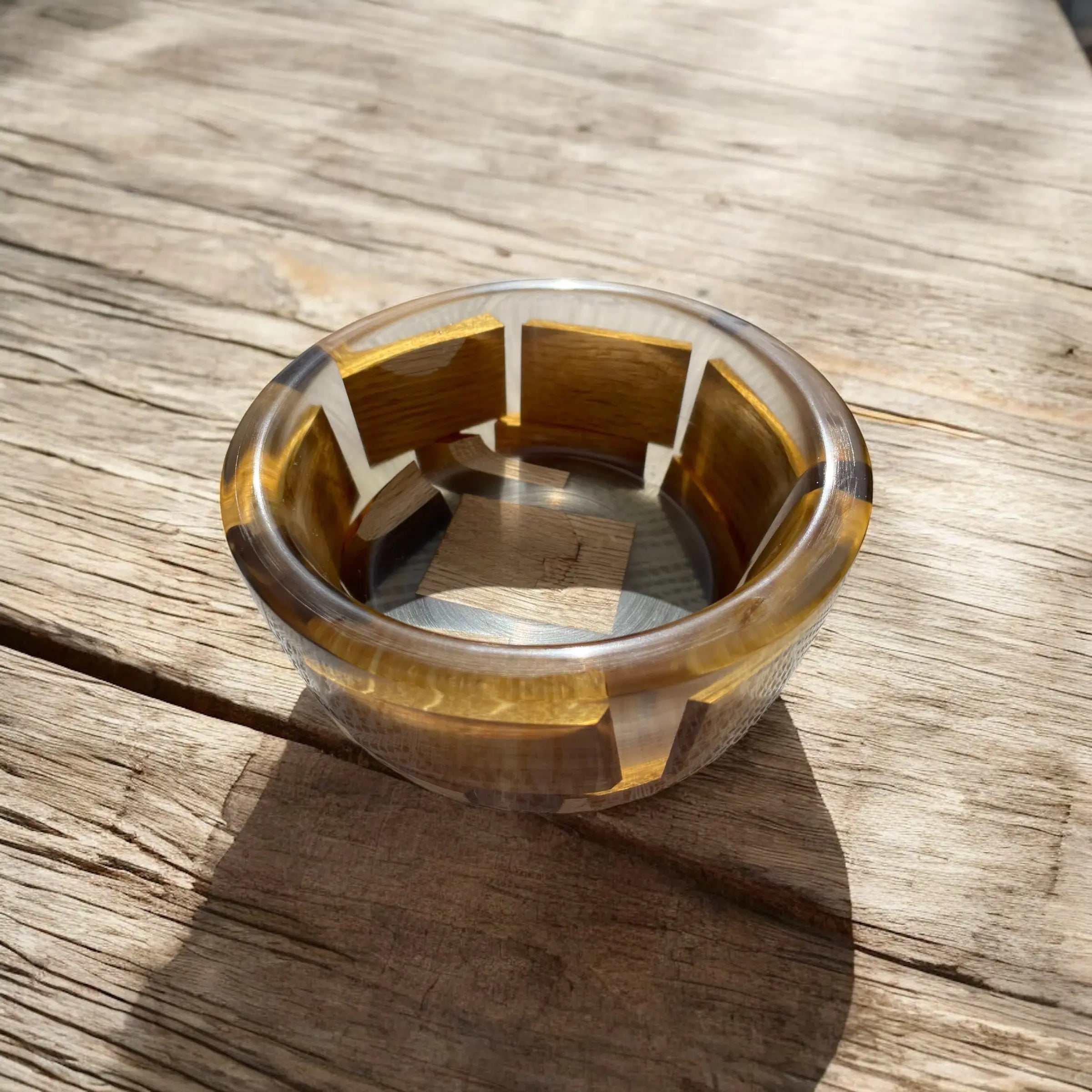 Håndlaget bolle i gjennomsiktig sort epoxy og eik – 18 cm