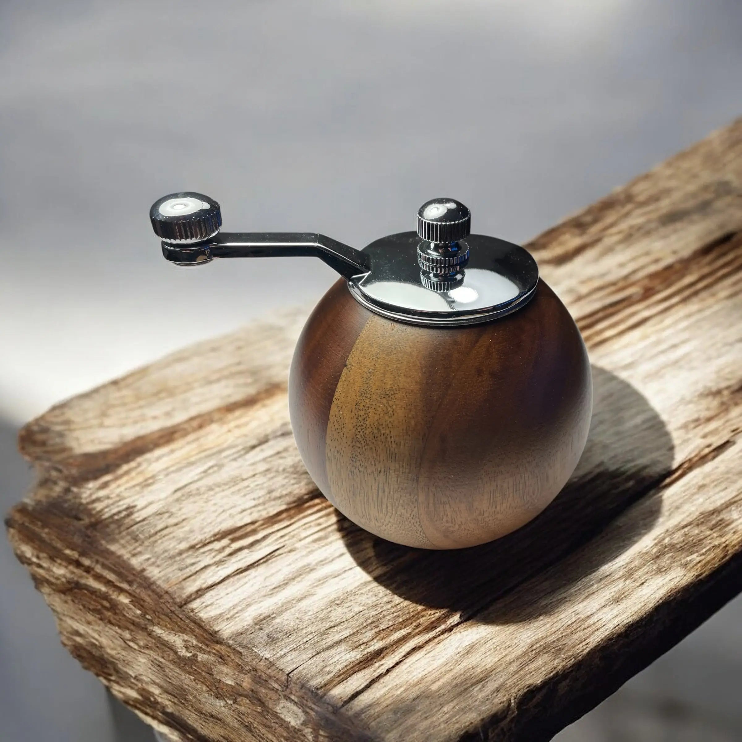 Rund pepperkvern i tre – Elegant krydderkvern med naturlig finish