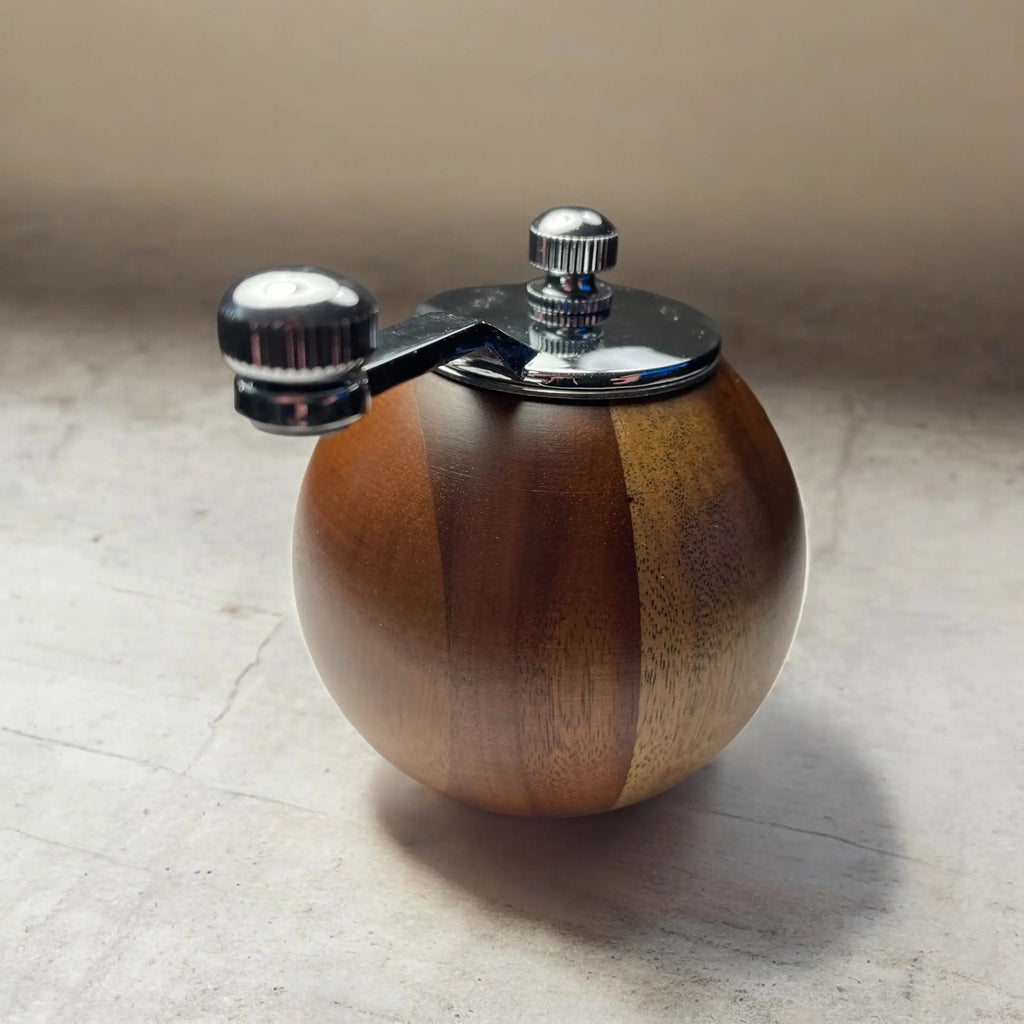 Rund pepperkvern i tre – Elegant krydderkvern med naturlig finish