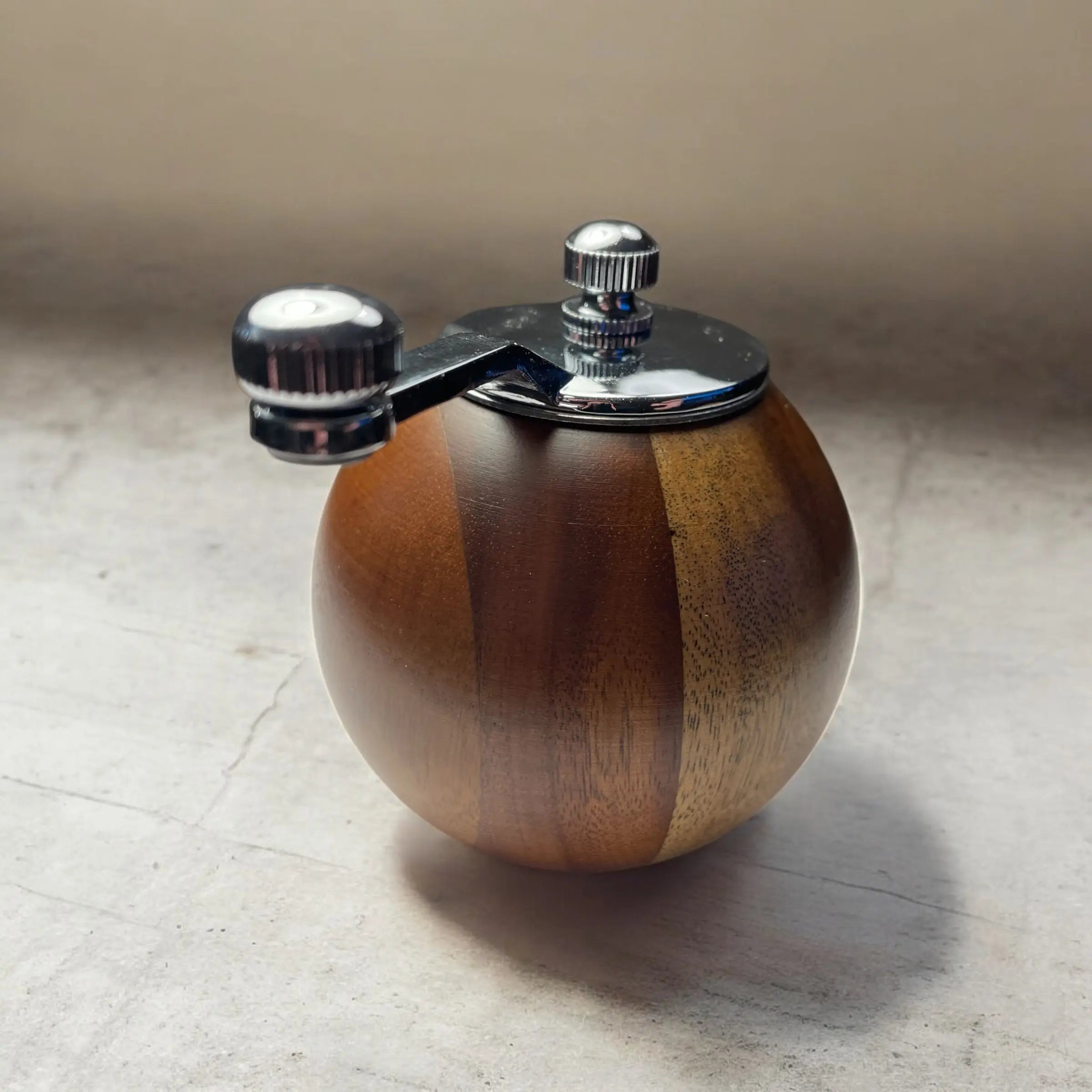 Rund pepperkvern i tre – Elegant krydderkvern med naturlig finish