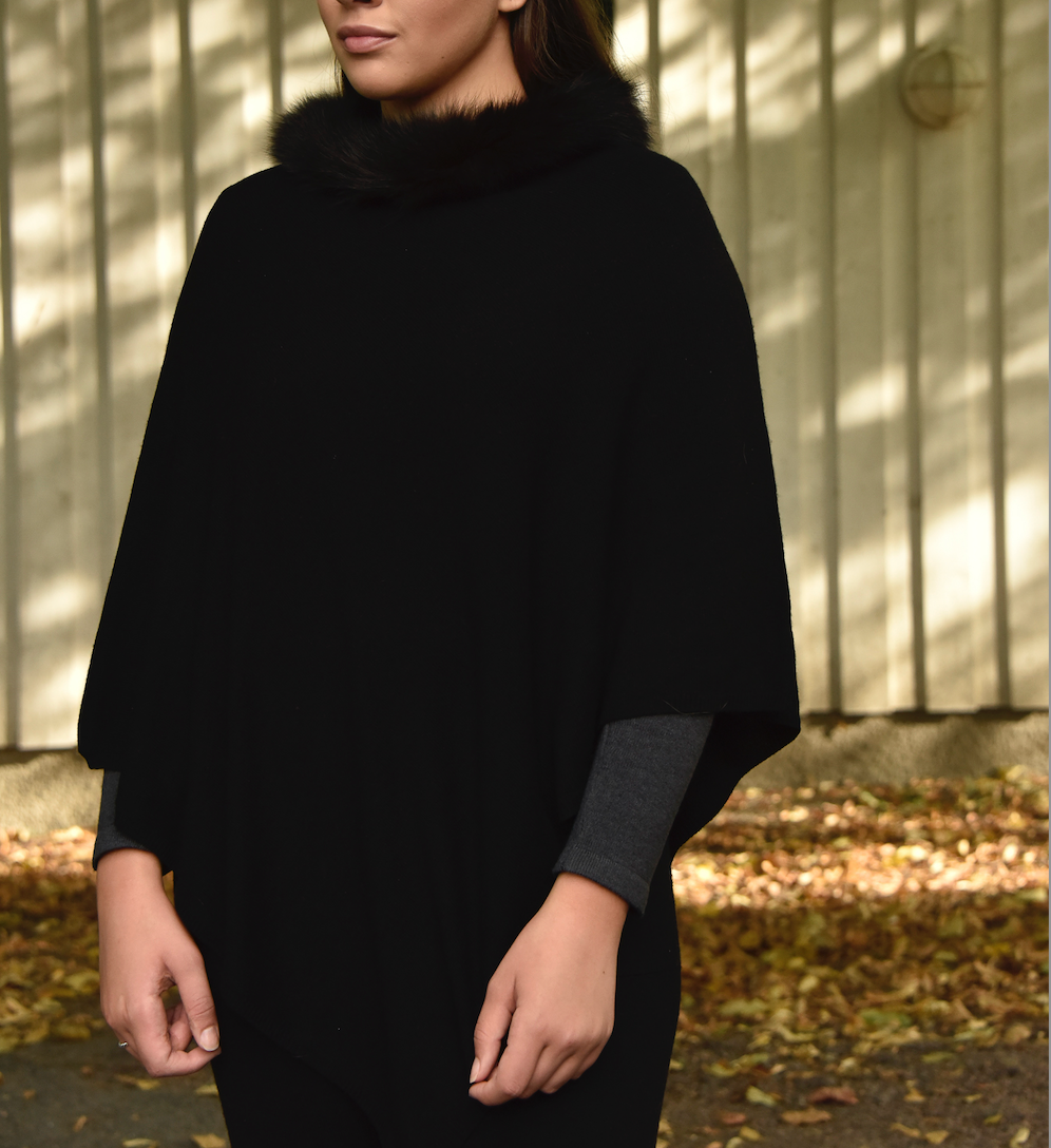Cashmere poncho with fur collar black