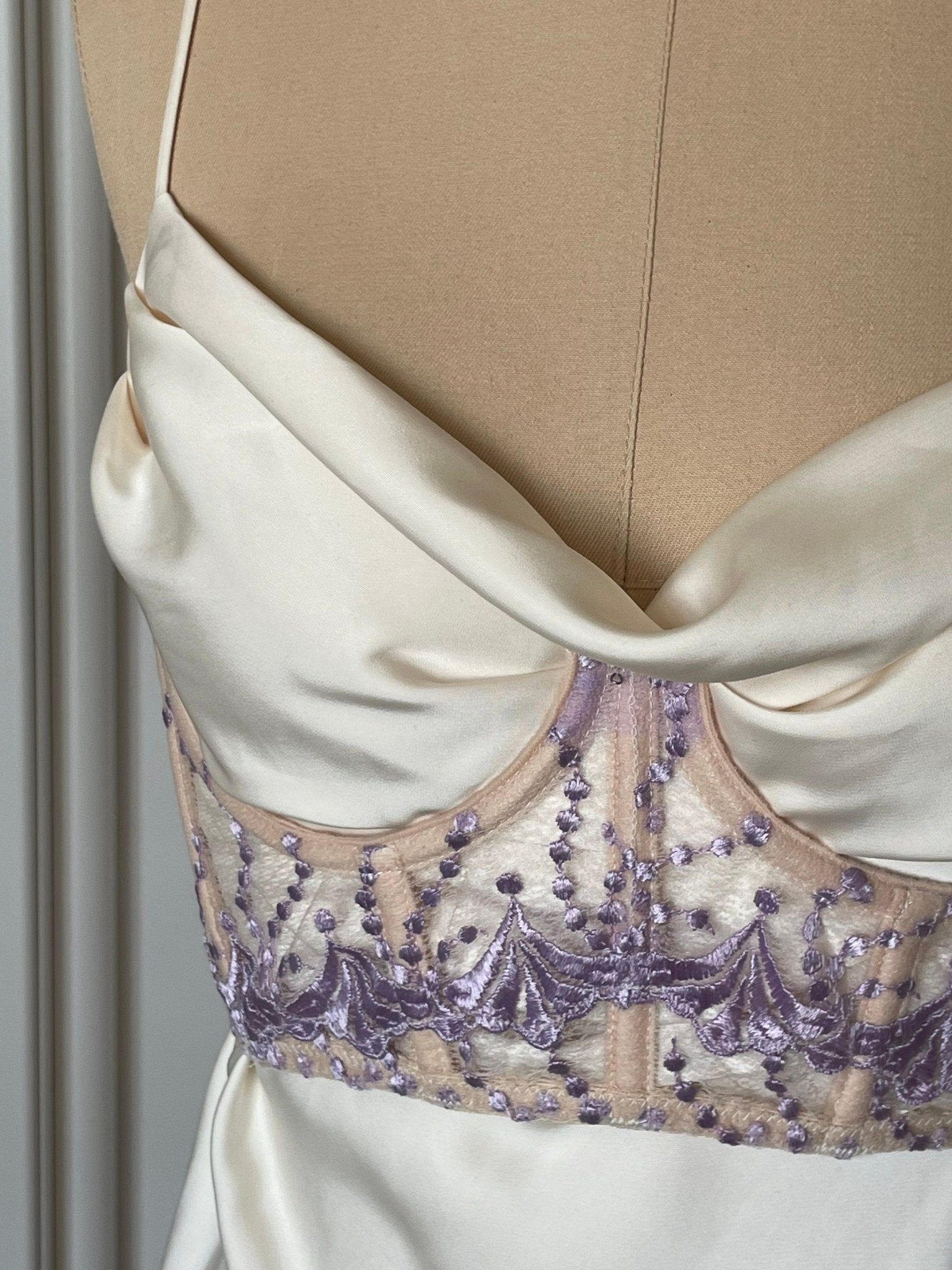 Cupless lilac corset