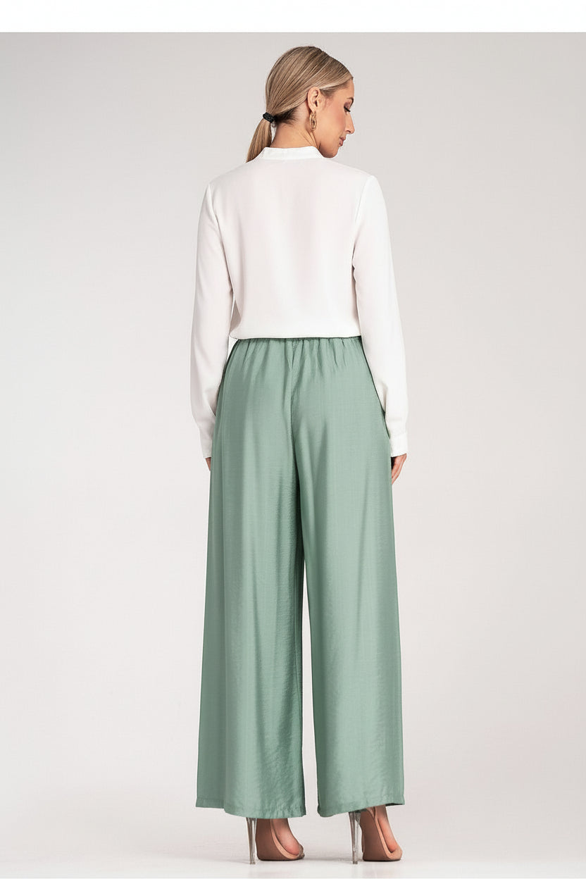 Loose, wide trousers with pleats Figl