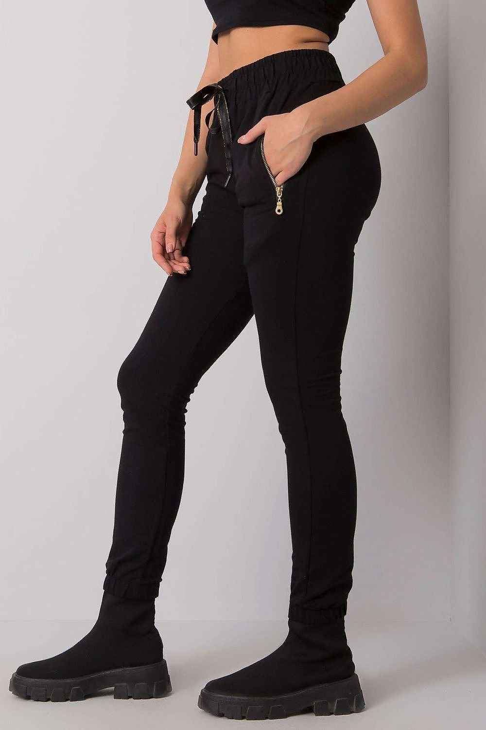 Lys beige joggebukse med lommer for dame